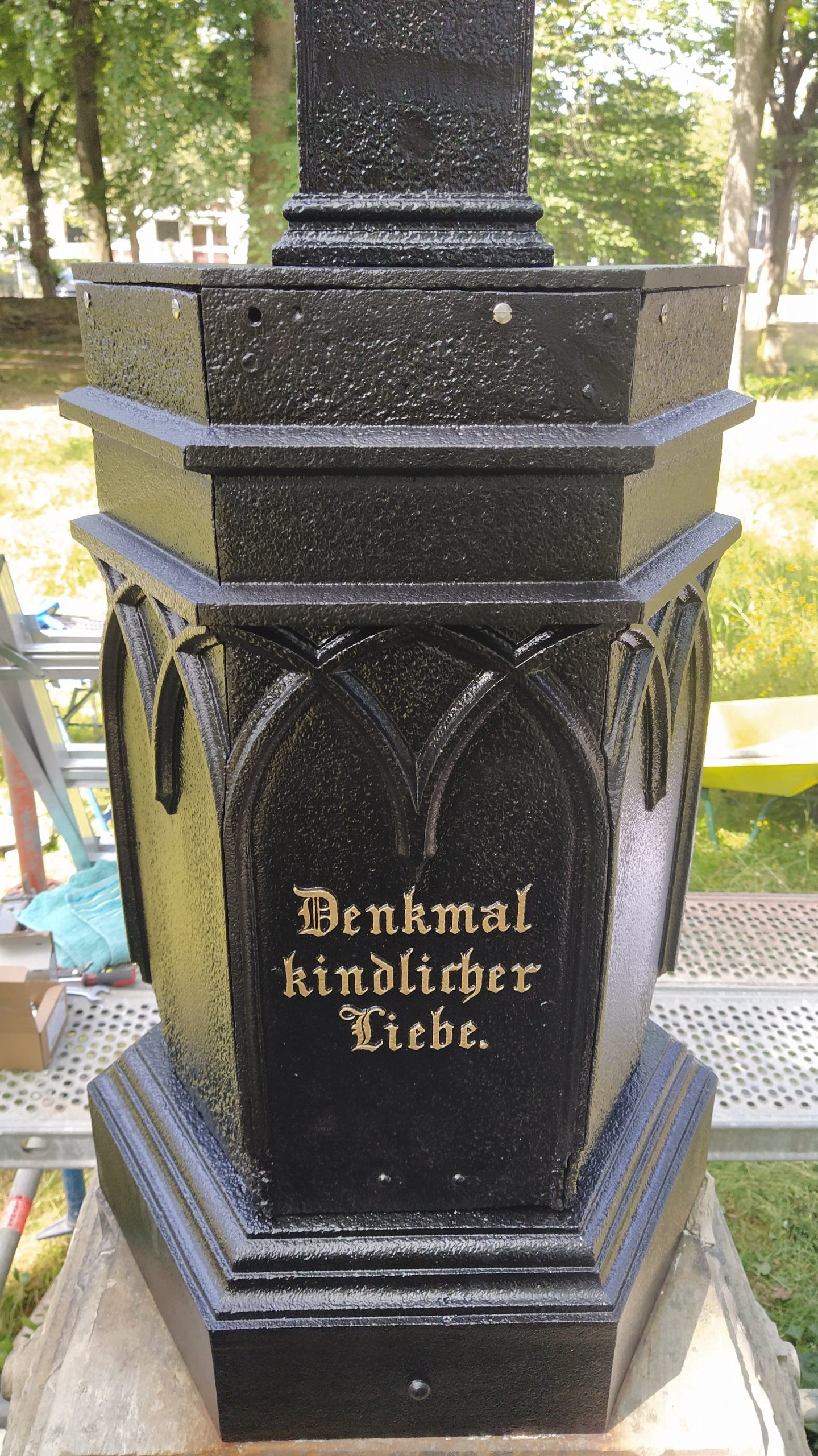 12_Montage Kreuz 2 eingeklebte Schraube links